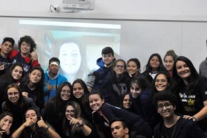 0606   Alunos participam de videoconferência Brasil Chicago em aula de Inglês