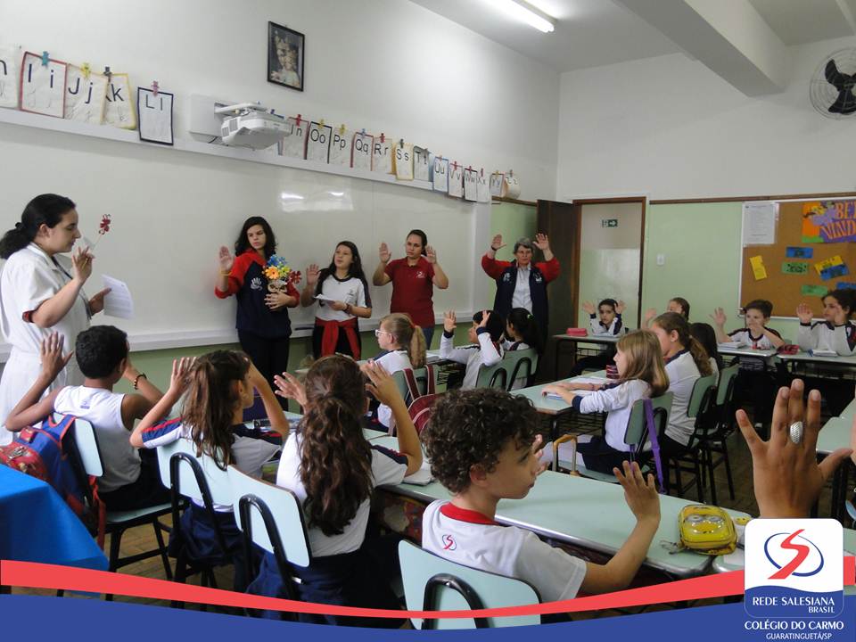 Alunos homenageiam educadores do Colégio do Carmo
